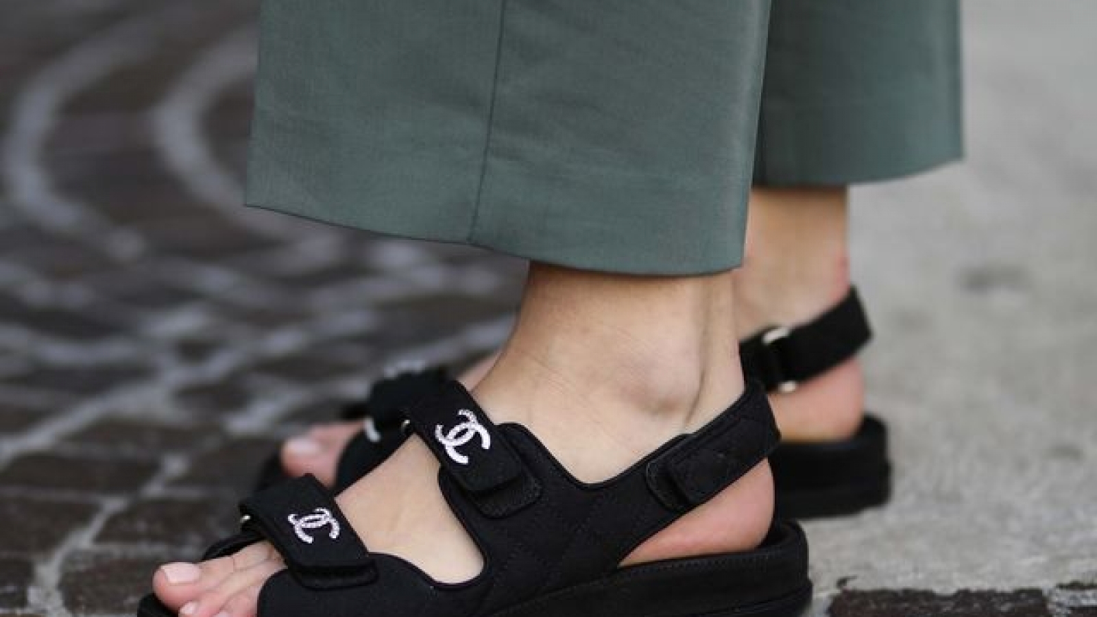 how to wear black sandals